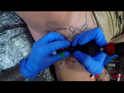 ❤️ Ekstremt tatovert hottie Sully Savage tok en tatovering på klitoris ❌ Superporno på porno no.hentai-for.ru ❤